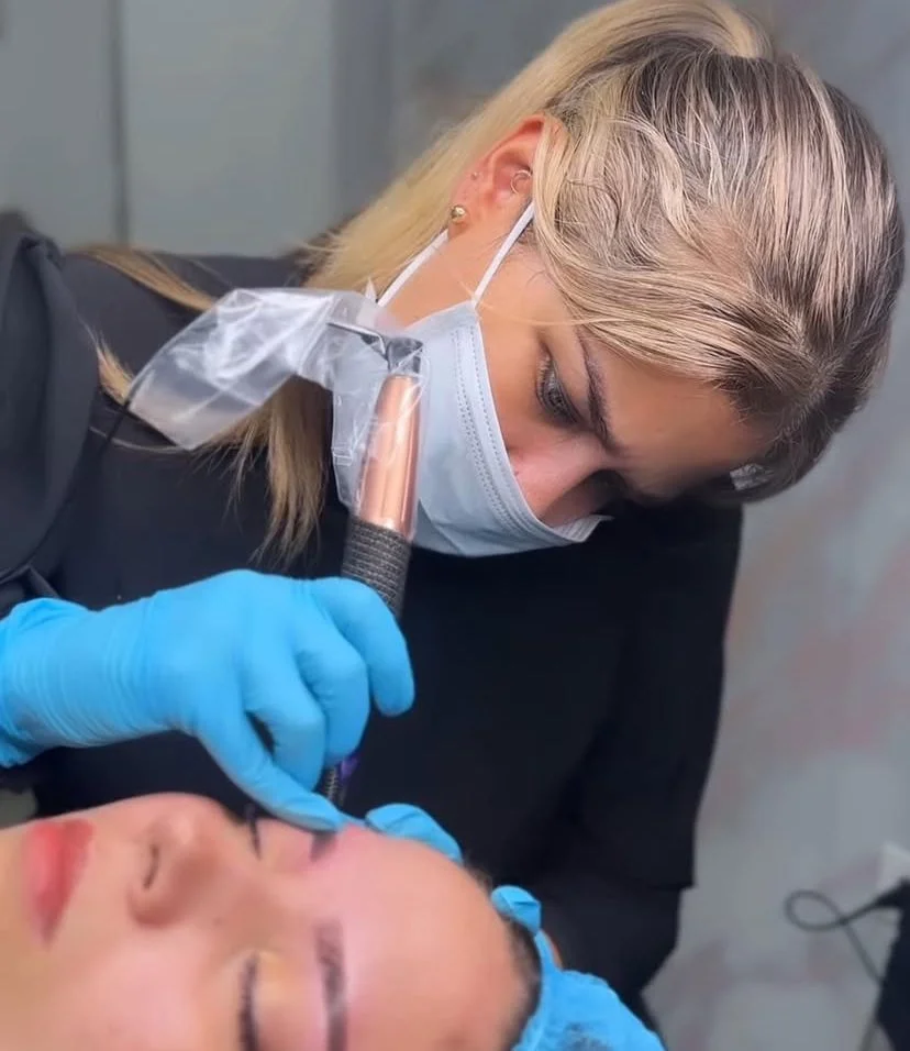 Estética Viviana Olaya – Aplicación de microblading de cejas