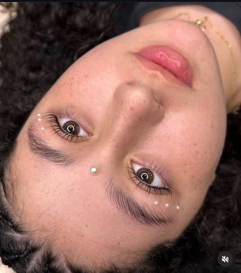 Estética Viviana Olaya – Lifting de pestañas con decoración facial