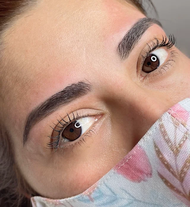 Diseño y perfilado de cejas profesional en Cali